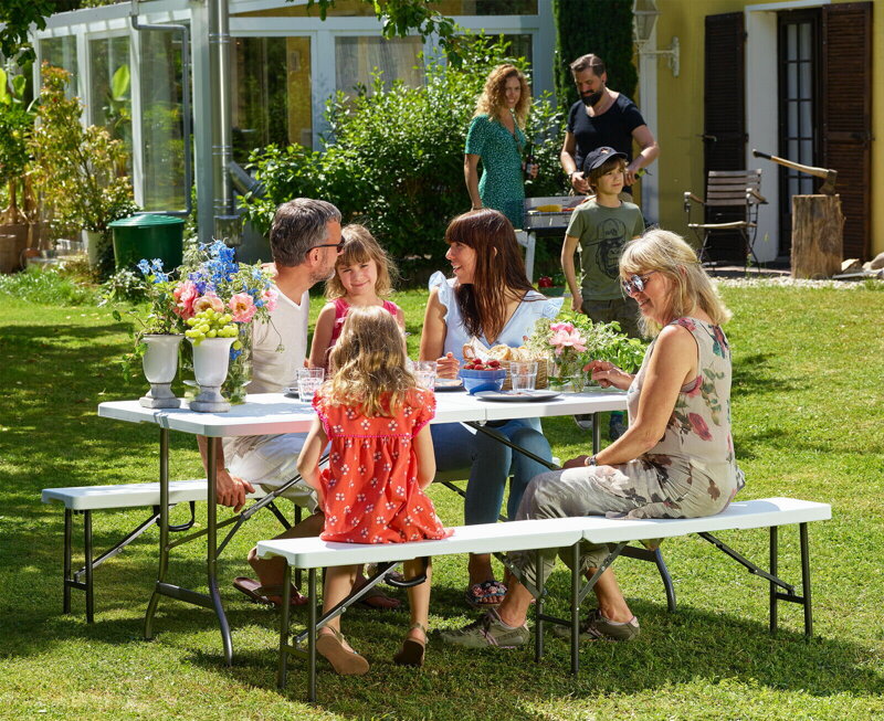 Umelohmotný stôl a lavice na záhradu